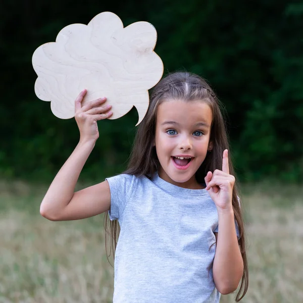 Idee Hübsches Nachdenkliches Kleines Mädchen Das Freien Mit Einer Wolke — Stockfoto