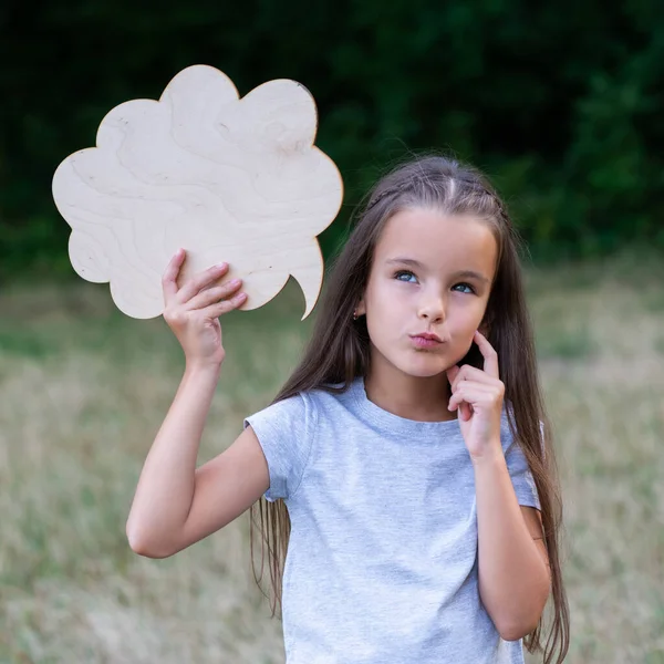 Jolie Petite Fille Réfléchie Posant Nature Estivale Plein Air Avec — Photo