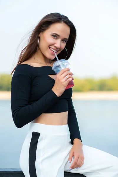 Encantadora Chica Morena Sonriendo Bebiendo Bebida Fría Aire Libre Verano — Foto de Stock