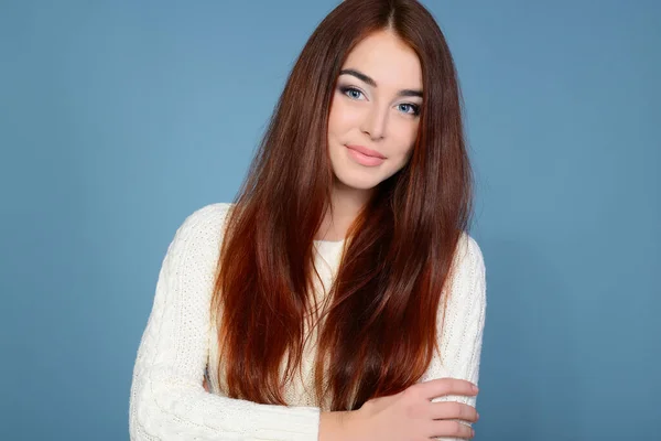 Retrato Mulher Atraente Jovem Menina Bonita Com Cabelo Longo Pulôver — Fotografia de Stock