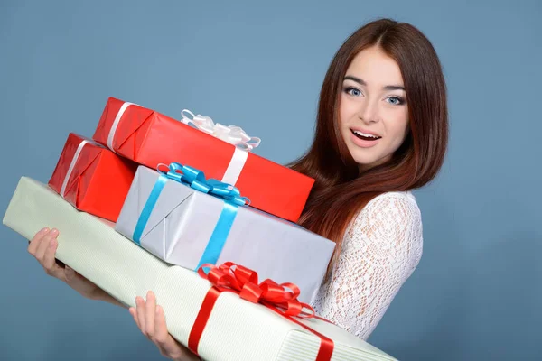 Menina Atraente Alegre Com Caixas Presente Sobre Fundo Azul — Fotografia de Stock