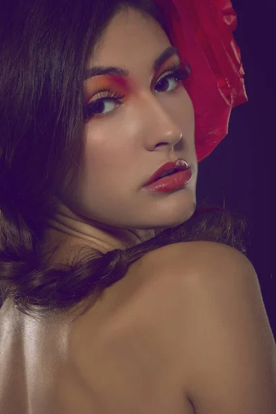 时尚迷人女孩的复古肖像 头发上长着红花 一身黑色 工作室拍摄 西班牙卡门风格 — 图库照片