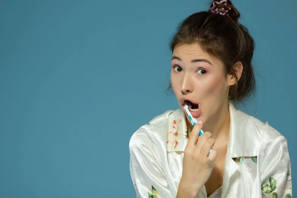 Feliz Chica Adolescente Divertida Cepillarse Los Dientes Concepto Saludable Tema — Foto de Stock