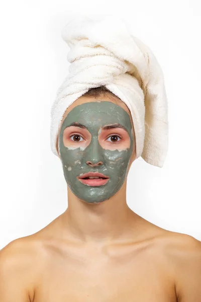 Hermosa Chica Alegre Aplicando Máscara Arcilla Facial Mujer Joven Tratamientos — Foto de Stock