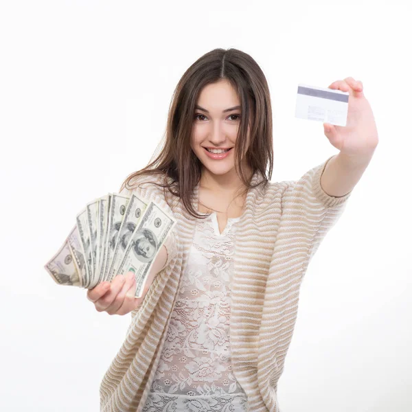 현금과 플라스틱 카드를 배경에 매력적 여성이 즐거운 미소를 프리랜서 인터넷 — 스톡 사진