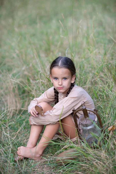 Menina Bonita Com Tranças Longas Belo Rosto Sujo Floresta Verão — Fotografia de Stock