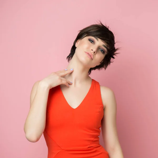 Mooie Jonge Vrouw Poseren Studio Roze Achtergrond Dragen Levendige Oranje — Stockfoto