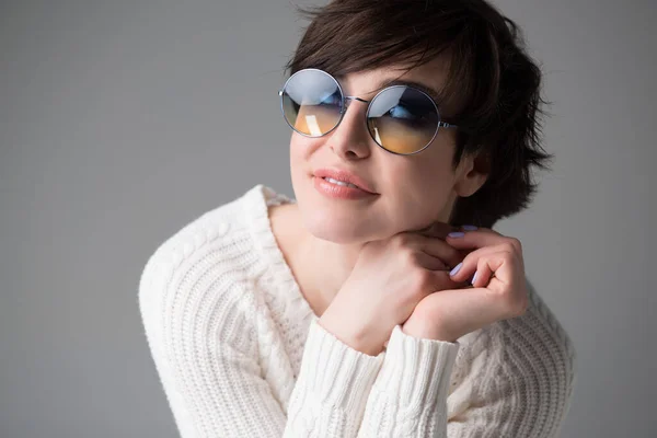 Atractiva Chica Caucásica Con Pelo Oscuro Tiro Con Gafas Sol — Foto de Stock