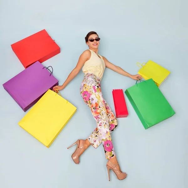 Молодая Веселая Женщина Цветными Бумажными Пакетами Шопоголик Концепция Покупок Идеи — стоковое фото