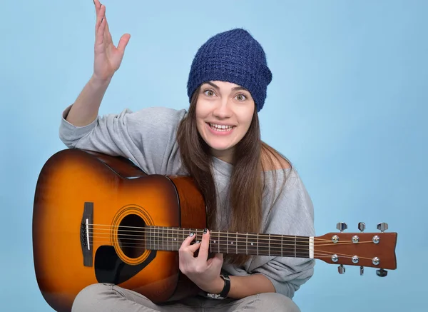 Joven Mujer Sonriente Tocando Música Guitarra Acústica Tonificada Guitarrista — Foto de Stock