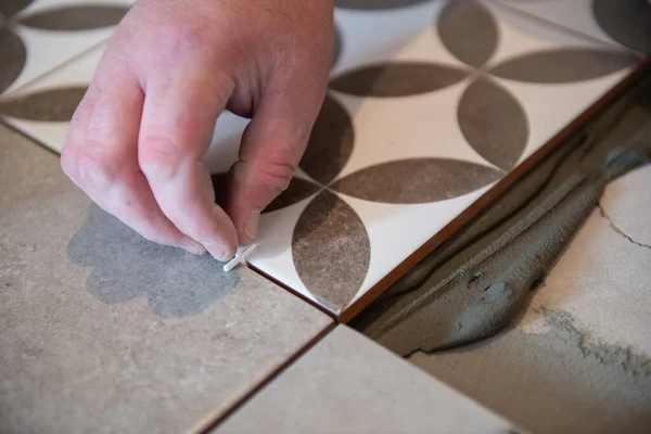 Tiler Que Coloca Telha Cerâmica Chão Trabalhador Profissional Faz Renovação — Fotografia de Stock