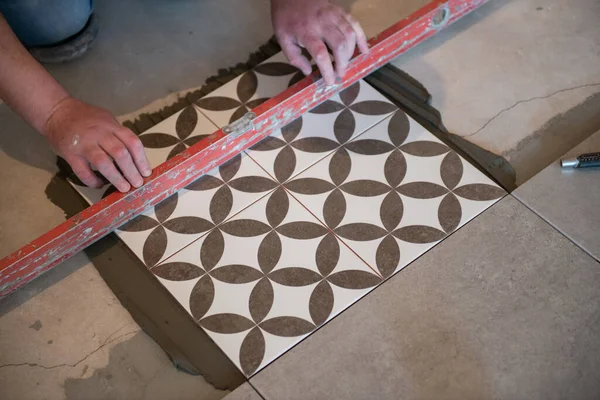 Tiler Que Coloca Telha Cerâmica Chão Trabalhador Profissional Faz Renovação — Fotografia de Stock