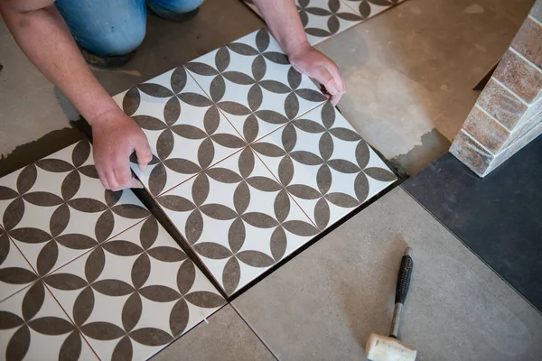 Tiler Posa Della Piastrella Ceramica Sul Pavimento Operaio Professionista Rinnovamento — Foto Stock