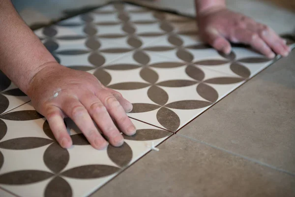 Tiler Posa Della Piastrella Ceramica Sul Pavimento Operaio Professionista Rinnovamento — Foto Stock