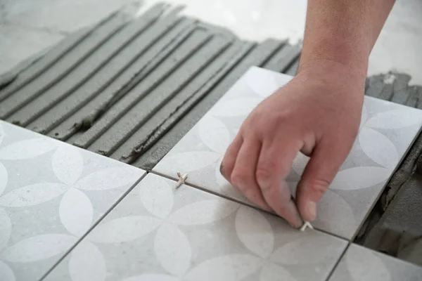 Tiler Que Coloca Telha Cerâmica Chão Trabalhador Profissional Faz Renovação — Fotografia de Stock