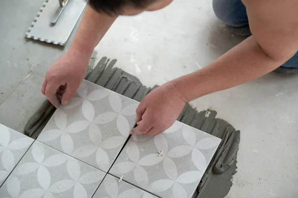 Tiler Που Κεραμικό Πλακάκι Στο Πάτωμα Επαγγελματίας Κάνει Ανακαίνιση Κατασκευές — Φωτογραφία Αρχείου