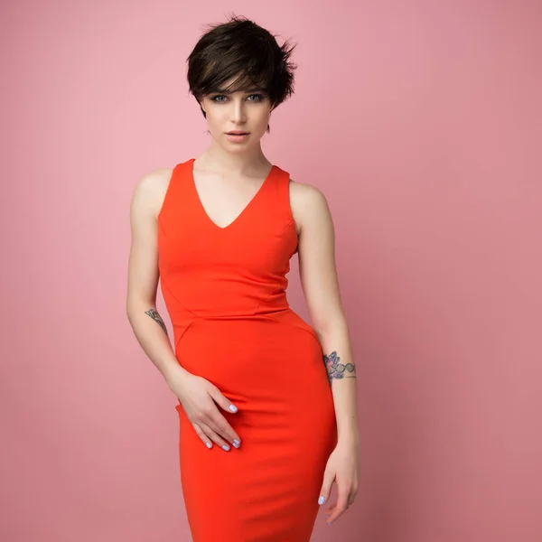 Mooie Jonge Vrouw Poseren Studio Roze Achtergrond Dragen Levendige Oranje — Stockfoto