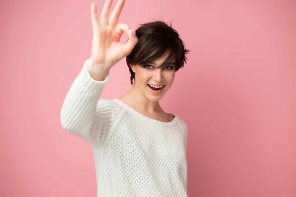 Retrato Femenino Con Expresiones Positivas Gesto Aceptable Hermosa Mujer Joven — Foto de Stock