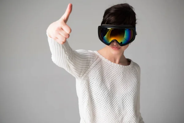 Vrouwelijk Portret Skibril Met Positieve Uitdrukkingen Duim Omhoog Mooie Jonge — Stockfoto
