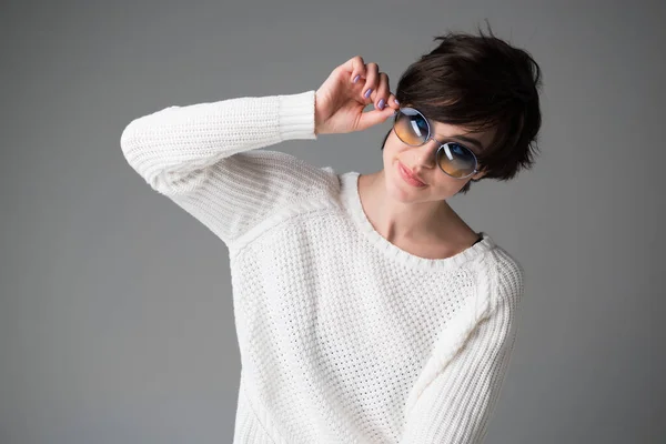 Mujer Joven Con Gafas Sol Sentada Cubo Blanco Estudio Aislado —  Fotos de Stock