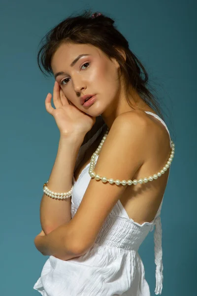 Menina Bonita Vestido Branco Pérolas Posando Sobre Fundo Azul Retrato — Fotografia de Stock