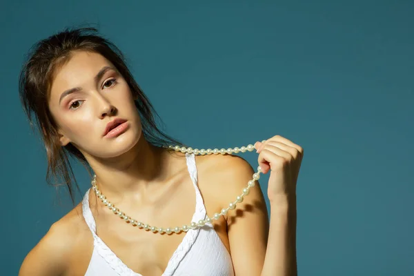 Mooi Meisje Witte Jurk Parel Kralen Poseren Blauwe Achtergrond Portret — Stockfoto