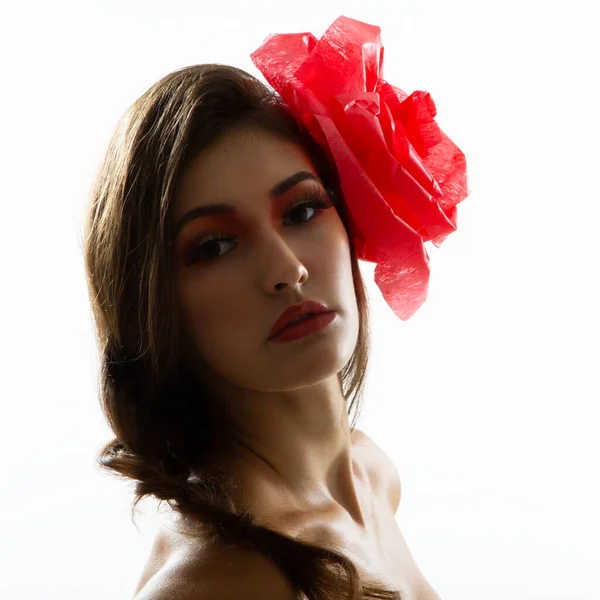 Portrait Vintage Fille Glamour Mode Avec Fleur Rouge Dans Ses — Photo