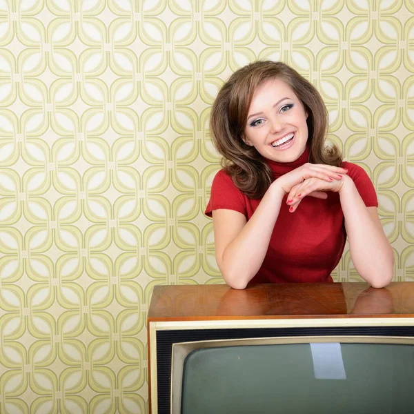 Junge Lächelnde Ekstatische Frau Blickt Die Kamera Zimmer Mit Vintage — Stockfoto