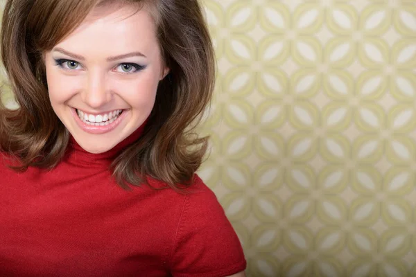 Młoda Uśmiechnięta Ekstatyczna Kobieta Patrząca Kamerę Pokoju Zabytkową Tapetą Stylizacja — Zdjęcie stockowe