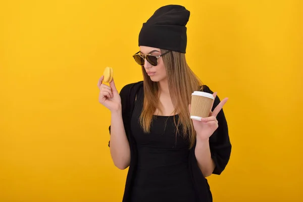 Hipster Menina Come Macaron Bolo Sobre Fundo Amarelo Estúdio Retrato — Fotografia de Stock