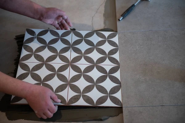 Tiler Que Coloca Telha Cerâmica Chão Trabalhador Profissional Faz Renovação — Fotografia de Stock