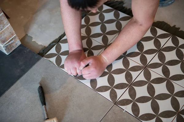 Tiler Posa Della Piastrella Ceramica Sul Pavimento Operaio Professionista Rinnovamento — Foto Stock