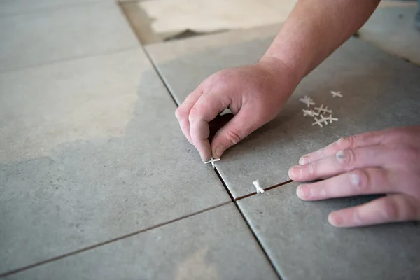 Aanlegger Leggen Van Keramische Tegels Vloer Professionele Werknemer Maakt Renovatie — Stockfoto