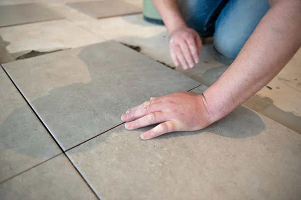 Tiler Que Pone Baldosa Cerámica Suelo Trabajador Profesional Hace Renovación — Foto de Stock