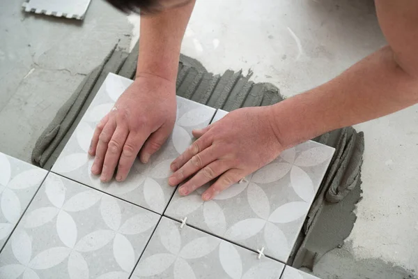 Tiler Posa Della Piastrella Ceramica Sul Pavimento Operaio Professionista Rinnovamento — Foto Stock