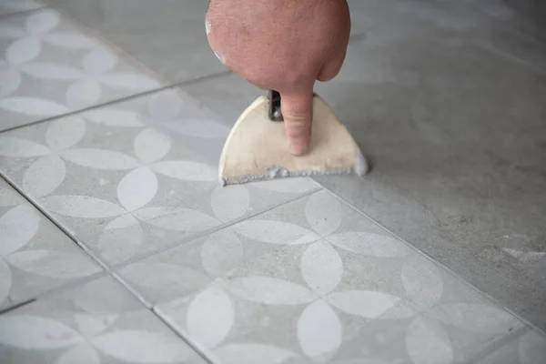 Tiler Posa Della Piastrella Ceramica Sul Pavimento Operaio Professionista Rinnovamento — Foto Stock