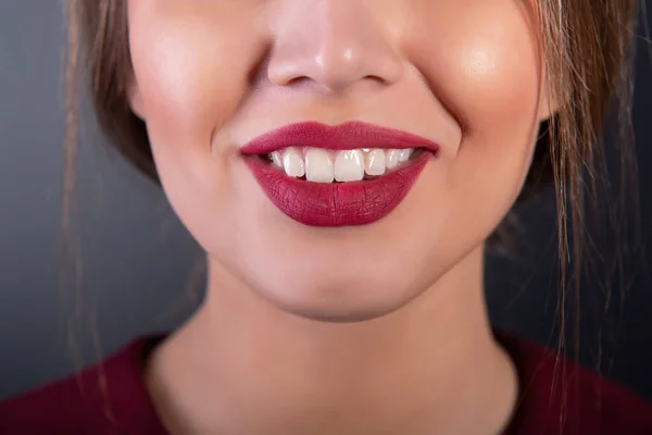 Посміхайся Сміється Жінка Рот Великими Зубами Сірому Фоні Здорова Красива — стокове фото