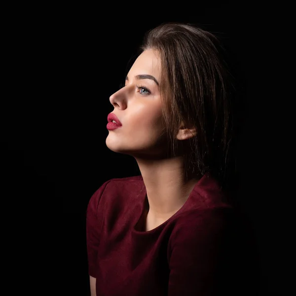 Retrato Jovem Atraente Sobre Fundo Preto Menina Incrível Com Maquiagem — Fotografia de Stock