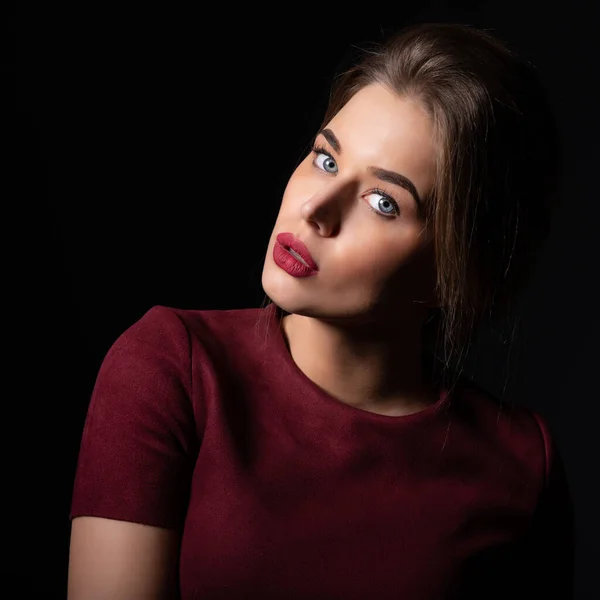 Retrato Jovem Atraente Sobre Fundo Preto Menina Incrível Com Maquiagem — Fotografia de Stock