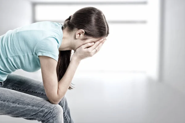 Deprese Teen Dívka Plakala Osamělý Pokoji — Stock fotografie