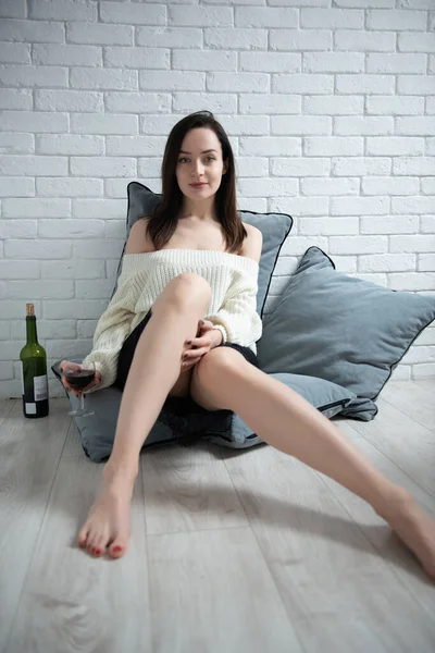 Retrato Encantadora Jovem Mulher Sentada Chão Casa Bebendo Vinho Tinto — Fotografia de Stock