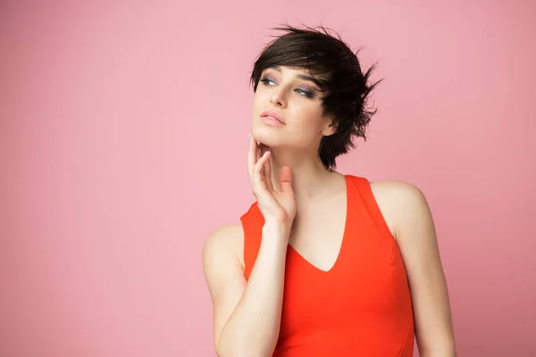 Hermosa Joven Hembra Posando Estudio Sobre Fondo Rosa Vistiendo Vestido — Foto de Stock