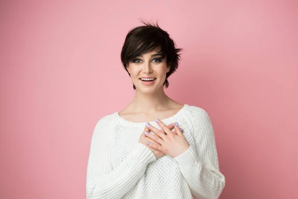 Joven Chica Bonita Sonriendo Mirando Cámara Con Las Manos Pecho — Foto de Stock