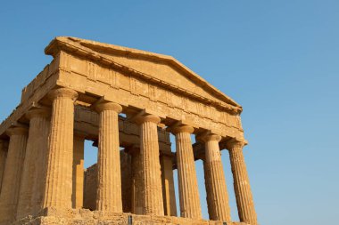 Tapınaklar Vadisi (Valle dei Templi), MÖ 5. yüzyılda inşa edilen antik bir Yunan tapınağı, Agrigento, Sicilya. İtalya 'nın ünlü turistik merkezi. Doric tarikatının eski mermer sütunları. Seyahat hedefi