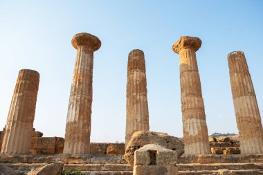 Tapınaklar Vadisi (Valle dei Templi), MÖ 5. yüzyılda inşa edilen antik bir Yunan tapınağı, Agrigento, Sicilya. İtalya 'nın ünlü turistik merkezi. Doric tarikatının mermer sütunları. Seyahat hedefi