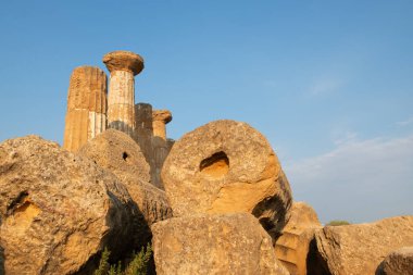 Tapınaklar Vadisi (Valle dei Templi), MÖ 5. yüzyılda inşa edilen antik bir Yunan tapınağı, Agrigento, Sicilya. İtalya 'nın ünlü turistik merkezi. Doric tarikatının mermer sütunları. Seyahat hedefi