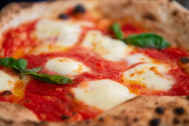 Lezzetli geleneksel İtalyan Margaret pizzası (Margarita), mozzarella peyniri, domates, fesleğen ve çıtır hamuru restoranda ya da pizzacıda pişirmek, detay, yumuşak odaklanma