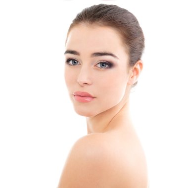 Kız portresi, doğal güzellik. Temiz, taze tenli ve mavi gözlü güzel bir kadın. Yüzü beyaz arka planda. Yüz bakımı, kozmetoloji, tedavi, yaşlanma önleme prosedürleri konsepti