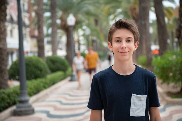 Guapo Jovencito Mirando Cámara Sobre Paseo Marítimo Alicante Hermoso Adolescente — Foto de Stock