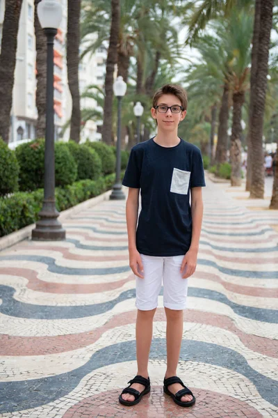 Jóképű Fiatal Fiú Egyedül Alicante Sétányán Gyönyörű Nyugodt Mosolygós Tini — Stock Fotó